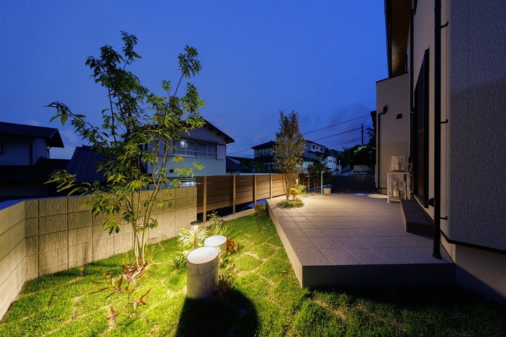 住宅地の一角とは思えない特別な庭空間になっています。エクステリアライトを配置することで防犯にもよく美しい夜景となりました