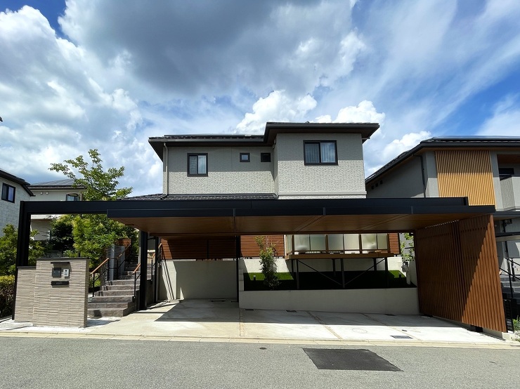 吹田市の外構ガレージリフォームの正面からの様子です。建物を守るような大きくてしっかりしたカーポートで豪華にアレンジされたエクステリアです。家の印象がぐっとグレードアップしたように感じられます
