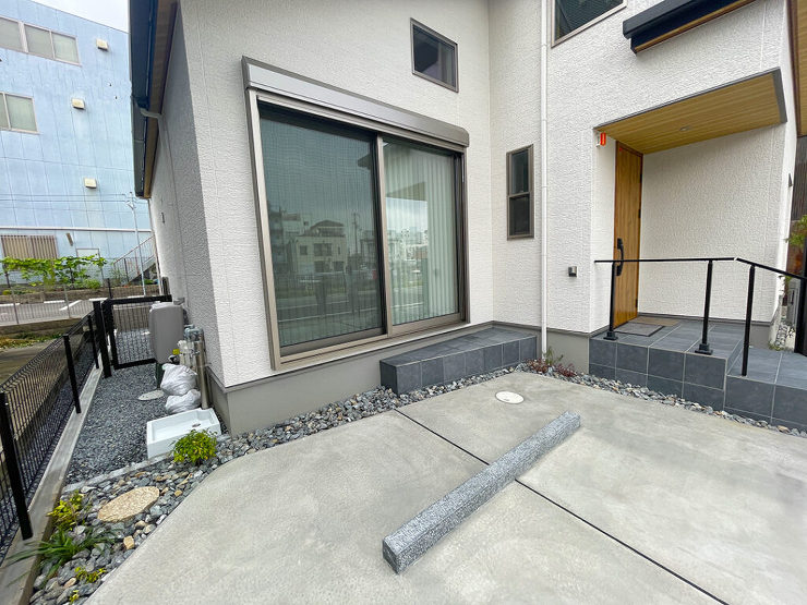 駐車スペースを最大にするため敷居いっぱいのガレージにしましたが前面道路との奥行きが車の長さに近いためほとんど窓の前にスペースが作れません。ですが一段でも一歩分でも団があれば便利になるのではとお話をして小さな小さなポーチを窓の前に設置しました。