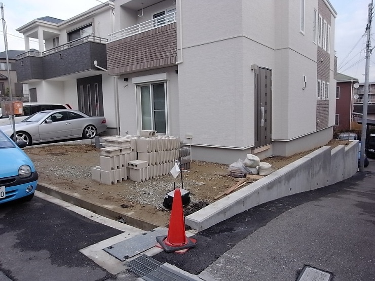 外構工事着工時の様子です。建物玄関は坂道に面した部分で奥行きもあまりありません。