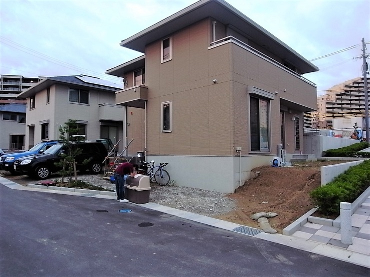 大阪府和泉市のエクステリア工事着工前の敷地の様子です。あらためて建物基礎の高さから　道路からの高低差を感じます。右側面が傾斜になっているのがわかりますが　奥行きに対してこの高さをどうクリアするかがデザインのポイントでした