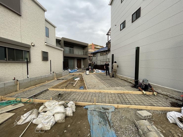 アプローチ部分の木枠を配置し填圧してメッシュを置いています。埋まって見えなくなる部分も丁寧にしっかり施工します。