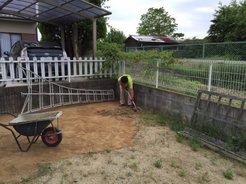雑草対策でグランドカバーを使い、草引きを...