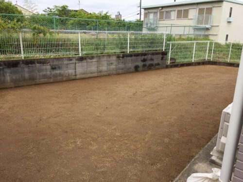 雑草対策でグランドカバーを使い、草引きを...