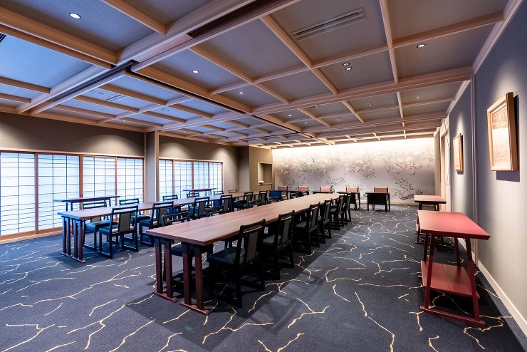 旅館 可変間仕切スクリ?ンを備えた食事処...