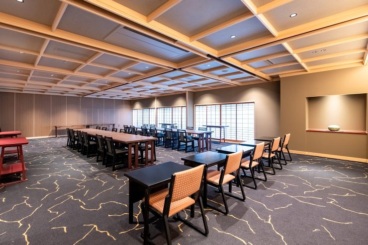 旅館 可変間仕切スクリ?ンを備えた食事処...