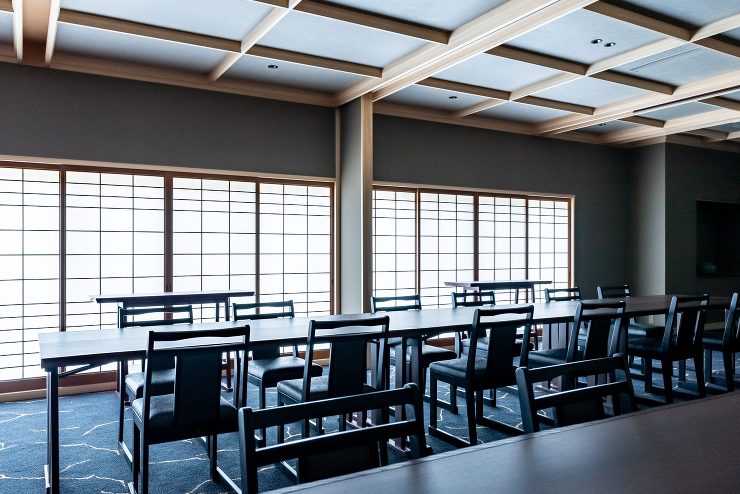 旅館 可変間仕切スクリ?ンを備えた食事処...