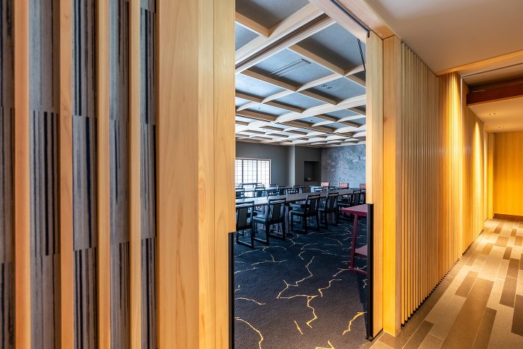 旅館 可変間仕切スクリ?ンを備えた食事処...