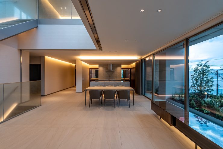 レジデンス スカイ　/　屋上庭園と吹抜の...