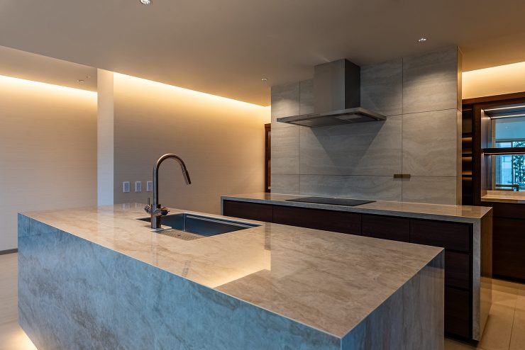 レジデンス スカイ　/　屋上庭園と吹抜の...