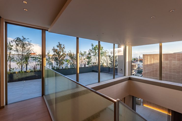 レジデンス スカイ　/　屋上庭園と吹抜の...