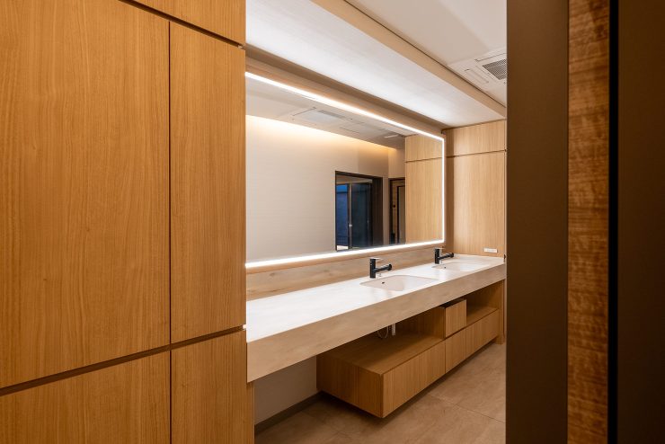 レジデンス スカイ　/　屋上庭園と吹抜の...