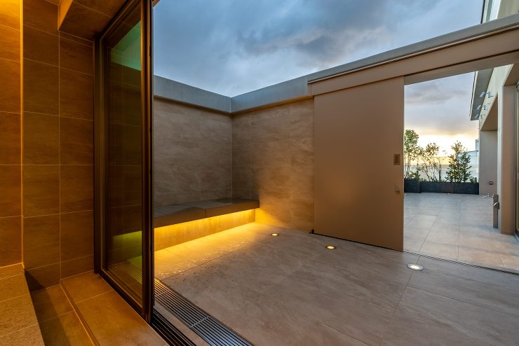 レジデンス スカイ　/　屋上庭園と吹抜の...