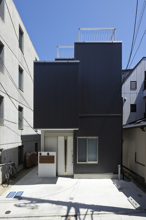 世帯を繋ぐ屋上のある上下分離型二世帯住宅...