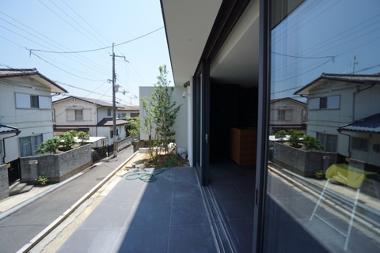 緑と水盤のある中庭リゾートの家 | 大阪...