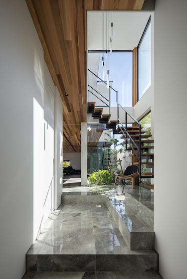 緑と中庭のリゾートハウス | 大阪 神戸...