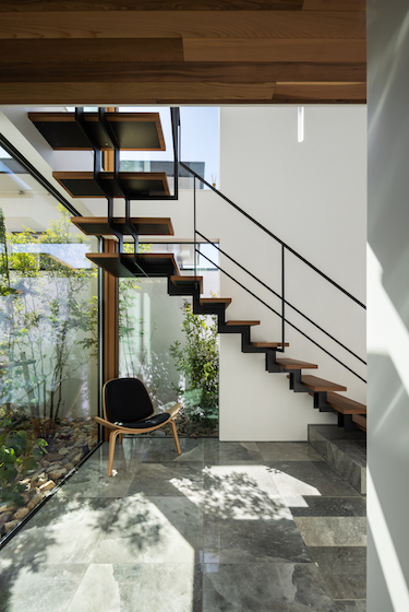 緑と中庭のリゾートハウス | 大阪 神戸...