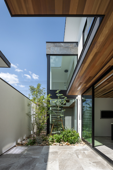 緑と中庭のリゾートハウス | 大阪 神戸...