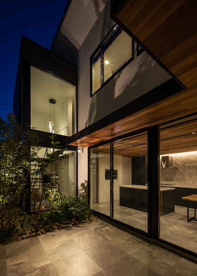 緑と中庭のリゾートハウス | 大阪 神戸...