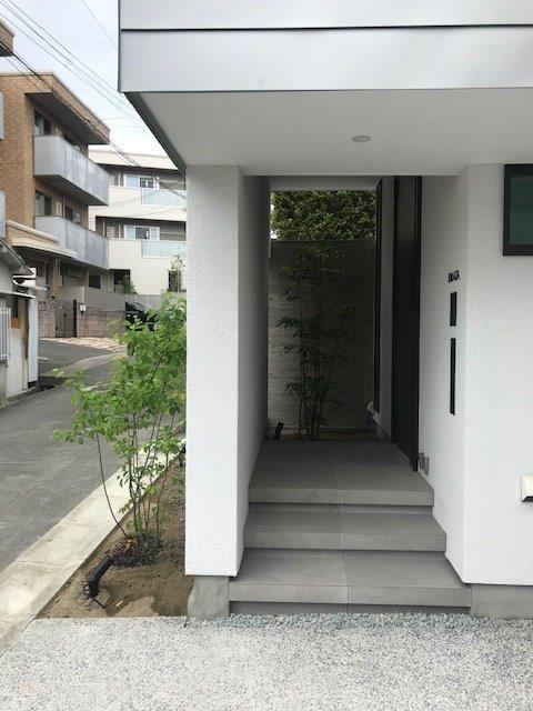 吹田,建築家,設計事務所,北摂,高級注文住宅設計,ガルバリウム鋼板,準防火地域,スキップフロア,アプローチ