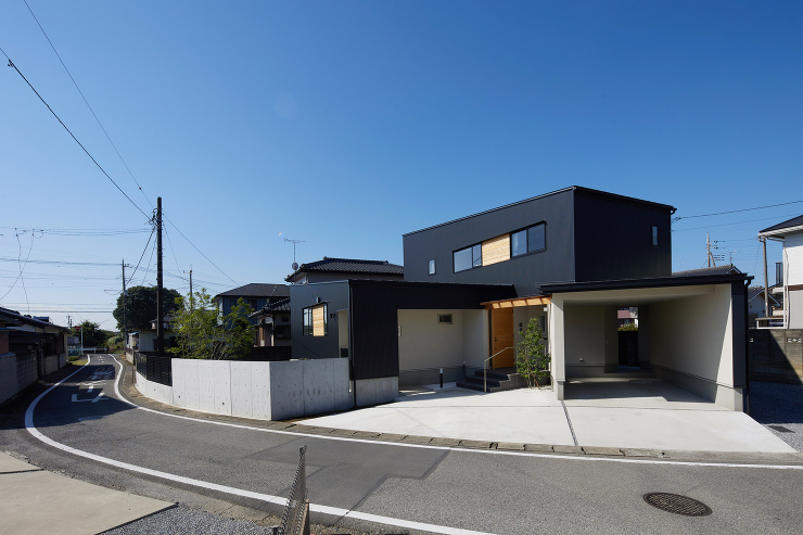 扇型敷地に建つガレージのある住まい ｜ ...