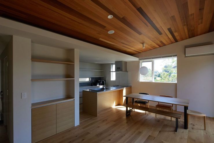扇型敷地に建つガレージのある住まい ｜ ...