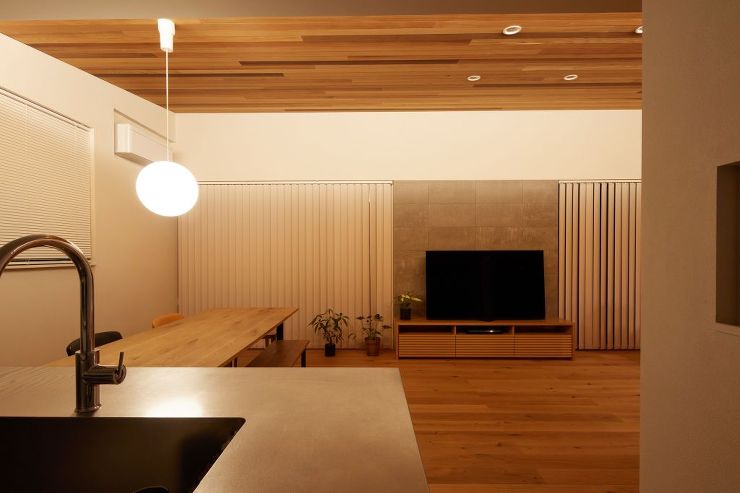扇型敷地に建つガレージのある住まい ｜ ...