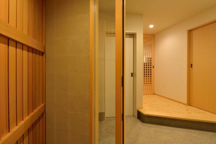 玄関ホール木製格子戸豆砂利洗出し