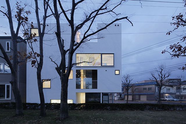 既存の日常風景と新たな生活風景をコラージュした狭小住宅