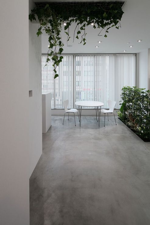 室内に生い茂る植物が非日常とリラクゼーションを感じる美容室