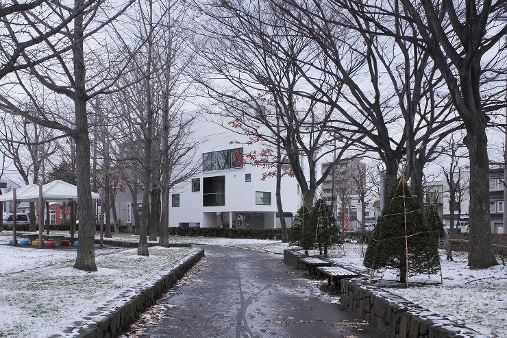 既存の日常風景と新たな生活風景をコラージュした狭小住宅