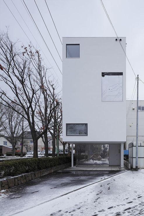 既存の日常風景と新たな生活風景をコラージュした狭小住宅