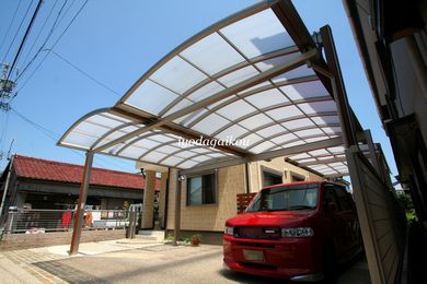 柱の間口を伸ばせるシステムポート。存在感と利便性が備わった優れものです。これで車の自由に出入れです。