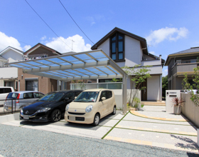 お庭にベンチがある景色　南玄関を暮らしやすくするSemi-close Style・・・蒲郡市Ｋ様邸