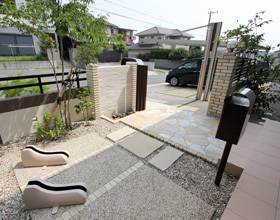 ?左右の高低差を素敵に解消　４ＧカーポートとBalanceDesign?・・・豊橋市Ａ様邸