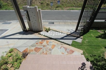 駐車場にも繋がる2ＷＡＹのアプローチ