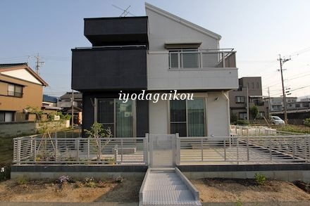 庭側のブロックもツートーンに分けて