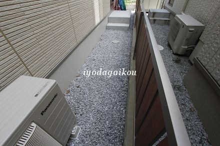 家廻りは除草シート+砕石にて
