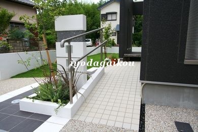 スロープの手摺は使い易い2段仕様