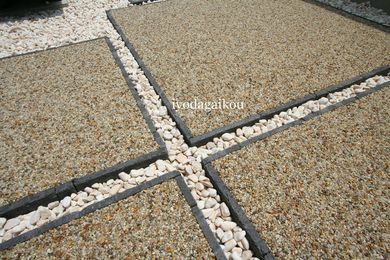 樹脂舗装+タイルにてコントラストを