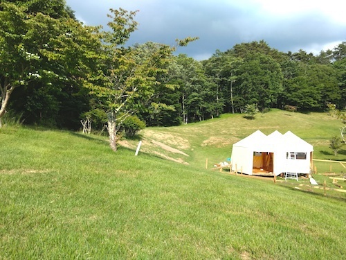 富士山麓に間伐材でつくるテント