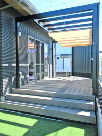 プラスGでブラックモダンの目隠し＋パーゴラの庭　柏市F邸