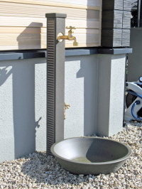 モダンな2口蛇口付き立水栓で庭を使い易く　流山市S邸