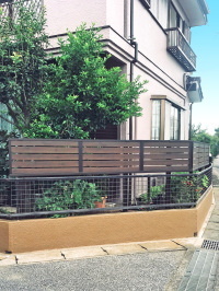 2段柱と木調フェンスでピンポイントに目隠しを　柏市H邸