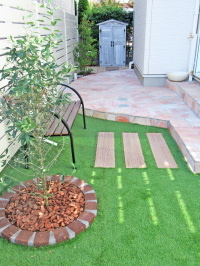 白の目隠しフェンス×乱形石テラスでフレンチstyleの庭　柏市S邸