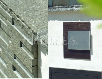 オークルストーンのアクセントと笠木、表札