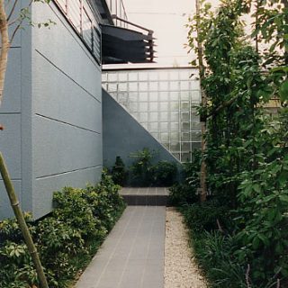 楽しい家 2 - ガーデニングと家をつく...