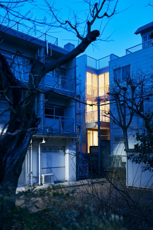 無接道敷地に建つ住宅 / House w...