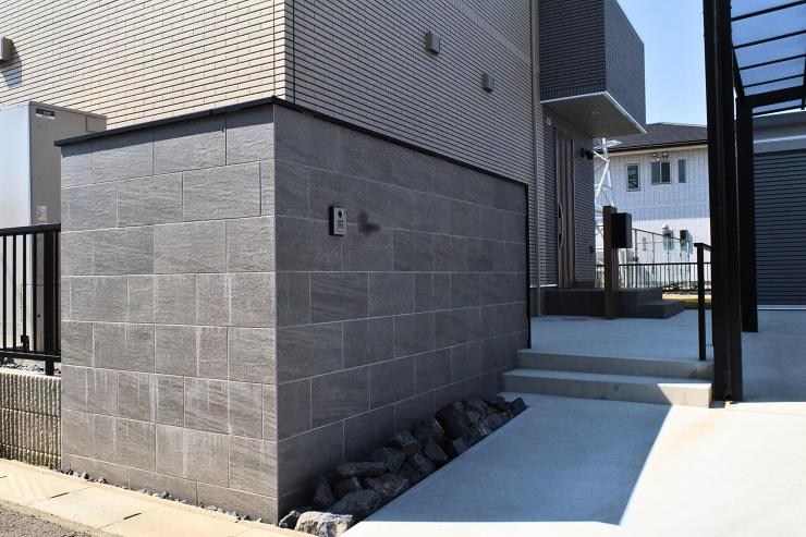 ガレージ＆カーポート付き外構　広々駐車スペースとモダンなタイル門柱が魅力