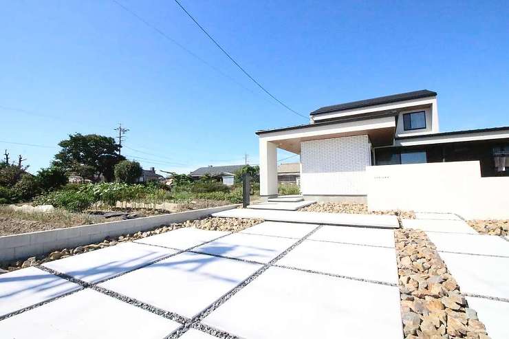 一宮市における新築外構工事。割栗石を活用した浮遊感ある個性派アプローチ・デザイン | シンプル外構